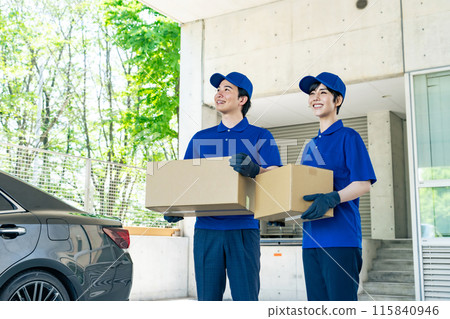 提著行李的工人 115840946