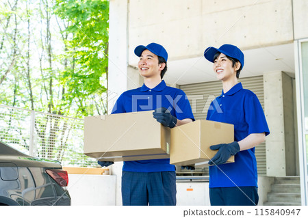 提著行李的工人 115840947