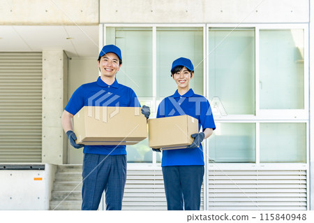 Worker with luggage 115840948