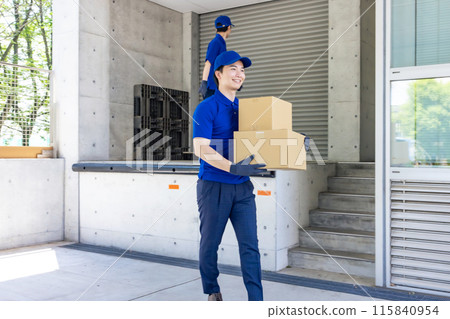工人在倉庫搬運貨物 115840954