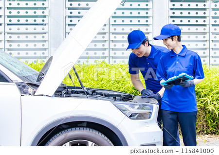 工人檢查汽車引擎室 工人檢查汽車引擎室 115841000