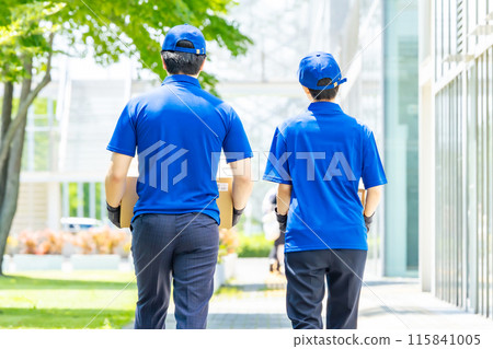 搬運行李的工人後視圖 搬運行李的工人後視圖 115841005