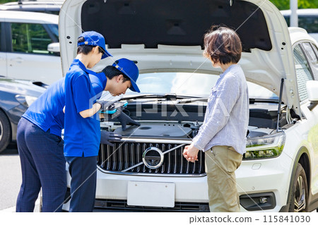 工人檢查汽車引擎室 115841030