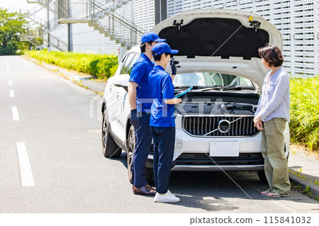 工人檢查汽車引擎室 工人檢查汽車引擎室 115841032