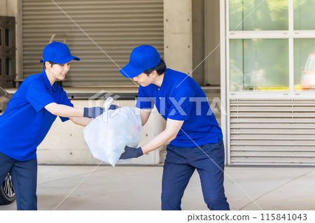 收集垃圾的工人 收集垃圾的工人 115841043