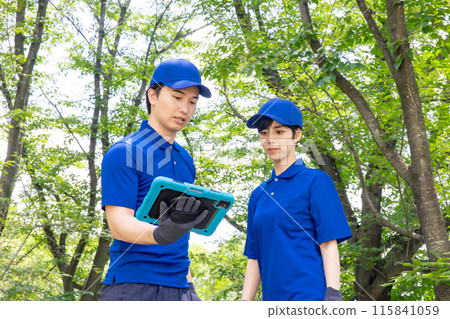 一名工人使用平板電腦調查森林 一名工人使用平板電腦調查森林 115841059