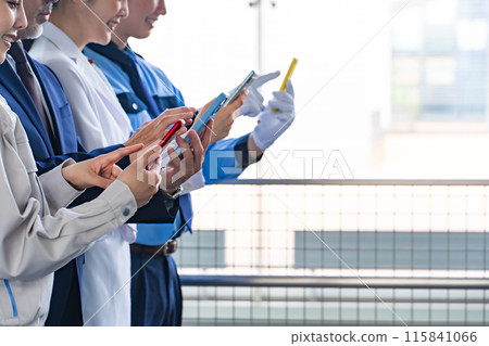 使用智慧型手機的各種專業人士（商人、工程師、研究人員、保全） 115841066