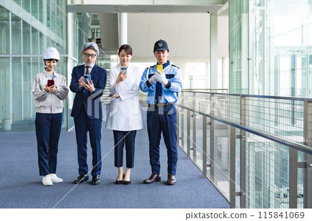 使用智慧型手機的各種專業人士(商人、工程師、研究人員、保全) 使用智慧型手機的各種專業人士(商人、工程師、研究人員、保全) 115841069