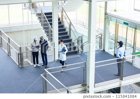 監視器畫面顯示大樓內有人 115841084