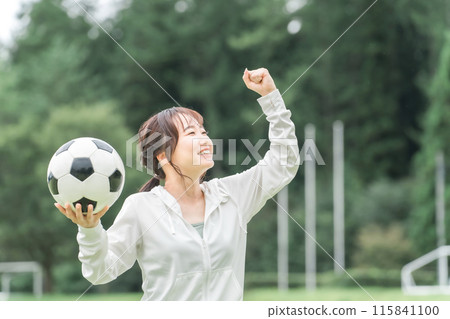 一位日本女性,她是足球迷和支持者,在足球比賽中獲勝並擺出勇敢的姿勢 一位日本女性,她是足球迷和支持者,在足球比賽中獲勝並擺出勇敢的姿勢 115841100
