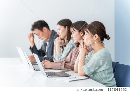 Men and women working in a company / office (businessmen / businesswomen) 115841362
