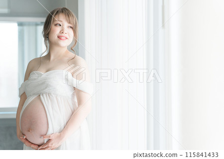 在家窗簾前拍孕婦照的亞洲孕婦 115841433