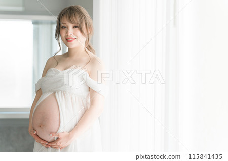 在家窗簾前拍孕婦照的亞洲孕婦 115841435