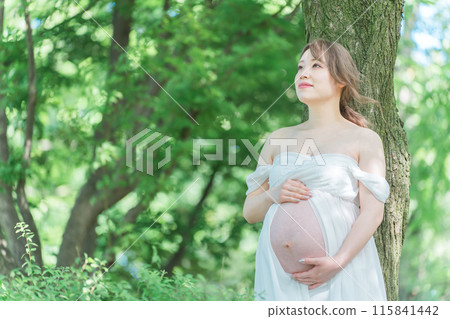 亞洲孕婦拍孕婦照(陽光透過樹葉過濾) 亞洲孕婦拍孕婦照(陽光透過樹葉過濾) 115841442