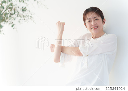 Middle women stretching 115841924