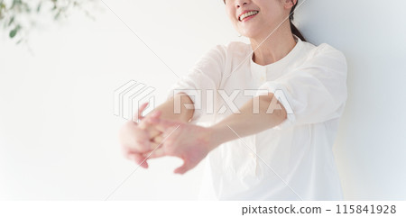 Middle women stretching 115841928
