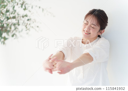 Middle women stretching 115841932