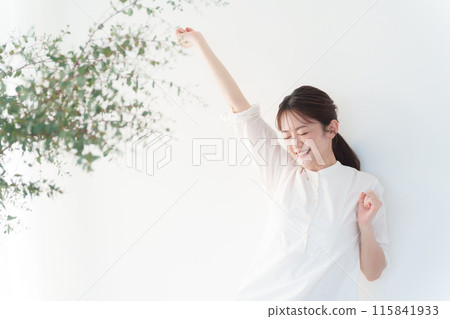 Middle women stretching 115841933