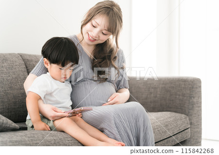 懷孕的媽媽/母親/孕婦照顧看著智慧型手機的孩子 懷孕的媽媽/母親/孕婦照顧看著智慧型手機的孩子 115842268