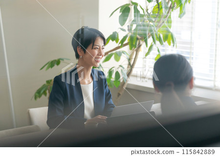 Women having a meeting in the office 115842889