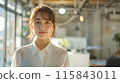 在現代辦公室工作的年輕女性、職員和女服務員，表情積極 115843011