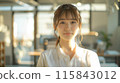 在現代辦公室工作的年輕女性、職員和女服務員，表情積極 115843012