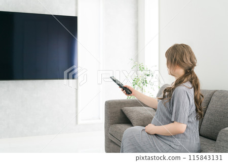 孕婦拿著電視遙控器（產假/產前產後假） 115843131