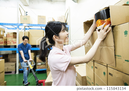 Female staff working in the warehouse 115843134