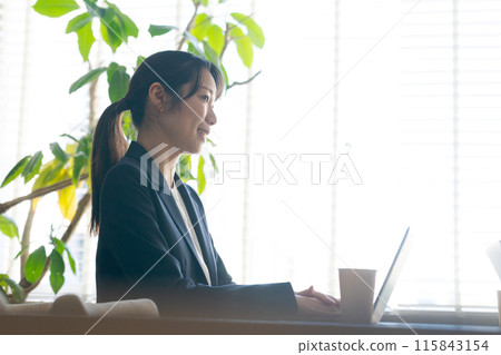 Business woman meeting in a conference room 115843154