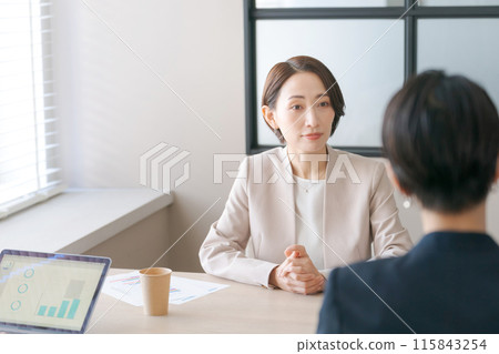 A business person having a meeting with a stern expression 115843254