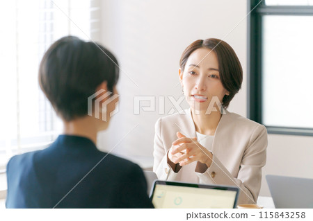開會時表情嚴肅的商務人士 115843258