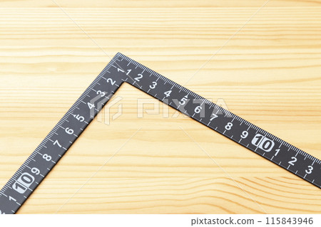 木紋背景上的彎曲尺 木紋背景上的彎曲尺 115843946