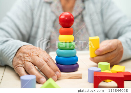Alzheimer disease AD, Asian senior woman patient suffering from dementia learn practical motor skills rehabilitation. 115844038