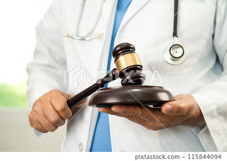 Doctor holding judge gavel, medical law and crime justice. 115844094