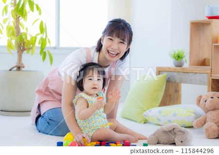 嬰兒和托兒所老師的肖像 115844296