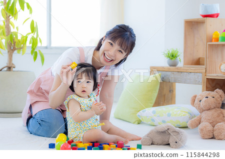 嬰兒和托兒所老師的肖像 115844298