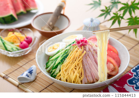 夏季經典菜餚“hiyashi chuka” 夏季經典菜餚“hiyashi chuka” 115844413