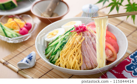 夏季經典菜餚“hiyashi chuka” 夏季經典菜餚“hiyashi chuka” 115844414