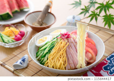 夏季經典菜餚“hiyashi chuka” 夏季經典菜餚“hiyashi chuka” 115844417