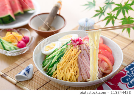 夏季經典菜餚“hiyashi chuka” 115844428