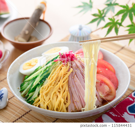 夏季經典菜餚“hiyashi chuka” 夏季經典菜餚“hiyashi chuka” 115844431