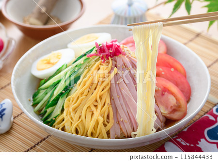 夏季經典菜餚“hiyashi chuka” 夏季經典菜餚“hiyashi chuka” 115844433