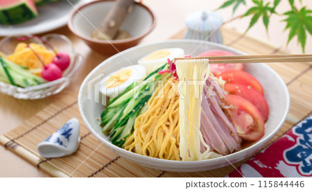 夏季經典菜餚“hiyashi chuka” 夏季經典菜餚“hiyashi chuka” 115844446