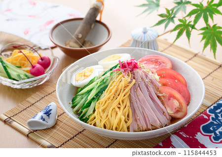 夏季經典菜餚“hiyashi chuka” 夏季經典菜餚“hiyashi chuka” 115844453
