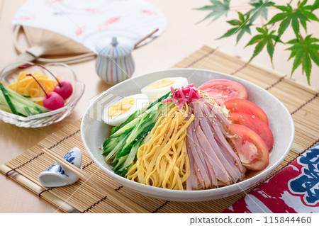 夏季經典菜餚“hiyashi chuka” 115844460