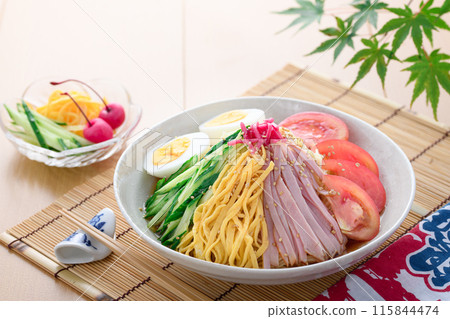夏季經典菜餚“hiyashi chuka” 115844474