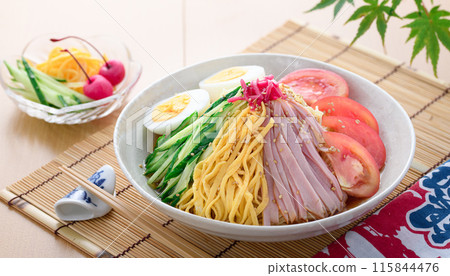 夏季經典菜餚“hiyashi chuka” 夏季經典菜餚“hiyashi chuka” 115844476