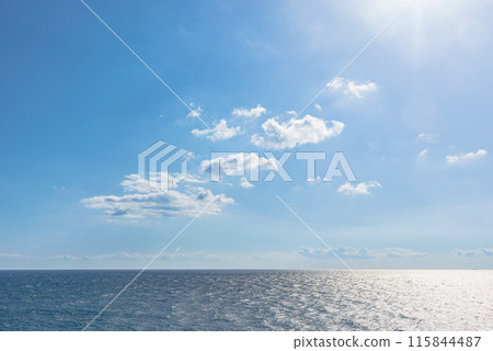 晴朗的天空和波光粼粼的大海 晴朗的天空和波光粼粼的大海 115844487
