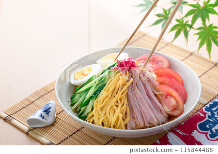 夏季經典菜餚“hiyashi chuka” 115844488
