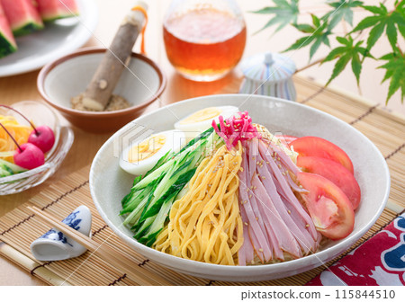 夏季經典菜餚“hiyashi chuka” 115844510